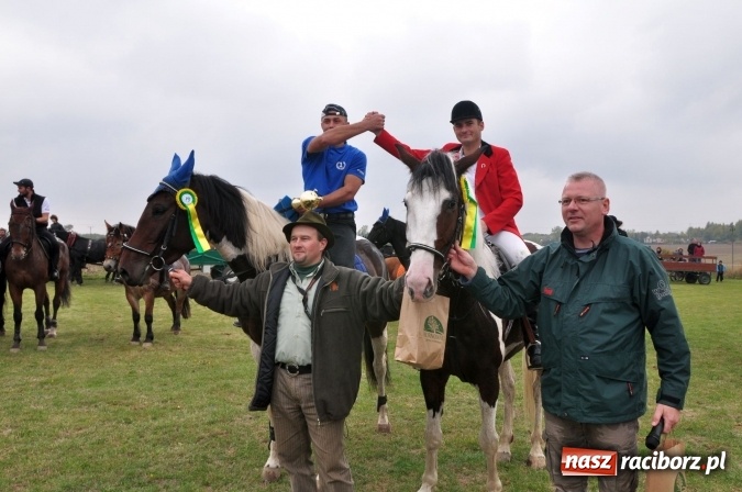 Zdjęcie w galerii na portalu naszraciborz.pl: Hubertus w gminie z widokami – święto jeźdźców w Kornowacu wiadomości z regionu