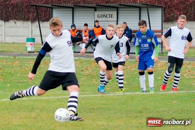 Zdjęcie w galerii na portalu naszraciborz.pl: III liga trampkarzy: Niewykorzystany karny ustawił spotkanie. Tworków poległ z Żorami wiadomości z regionu