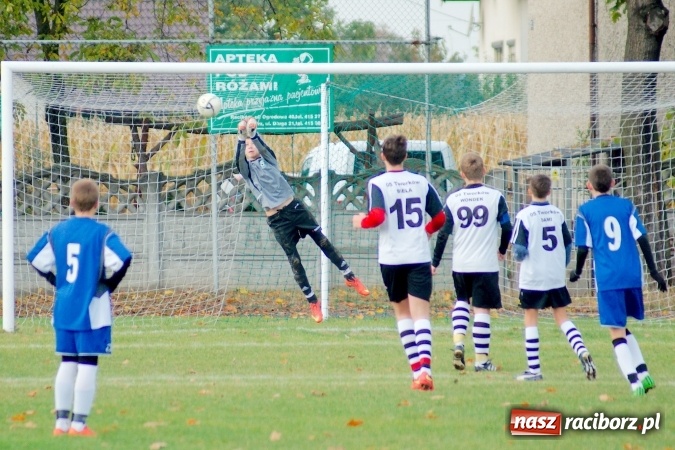 Zdjęcie w galerii na portalu naszraciborz.pl: III liga trampkarzy: Niewykorzystany karny ustawił spotkanie. Tworków poległ z Żorami wiadomości z regionu