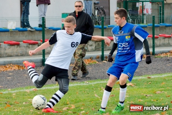 Zdjęcie w galerii na portalu naszraciborz.pl: III liga trampkarzy: Niewykorzystany karny ustawił spotkanie. Tworków poległ z Żorami wiadomości z regionu