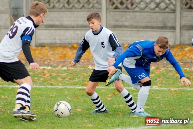 Zdjęcie w galerii na portalu naszraciborz.pl: III liga trampkarzy: Niewykorzystany karny ustawił spotkanie. Tworków poległ z Żorami wiadomości z regionu