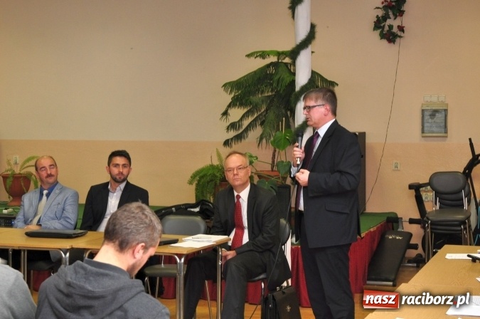 Zdjęcie w galerii na portalu naszraciborz.pl: Wiatraki? Tak! Ale nie koło mnie. Śmigło niezgody kręci się coraz szybciej wiadomości z regionu