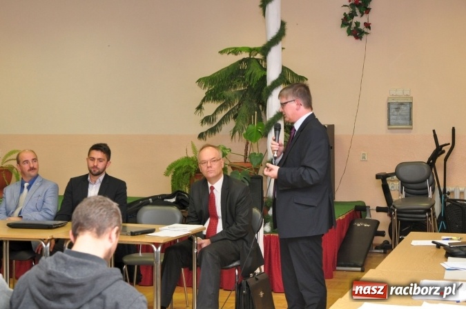 Zdjęcie w galerii na portalu naszraciborz.pl: Wiatraki? Tak! Ale nie koło mnie. Śmigło niezgody kręci się coraz szybciej wiadomości z regionu