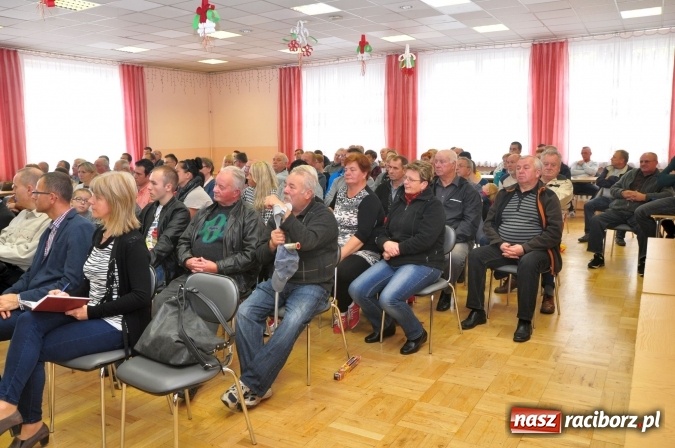 Zdjęcie w galerii na portalu naszraciborz.pl: Wiatraki? Tak! Ale nie koło mnie. Śmigło niezgody kręci się coraz szybciej wiadomości z regionu