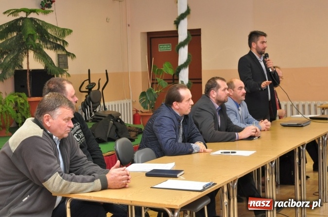 Zdjęcie w galerii na portalu naszraciborz.pl: Wiatraki? Tak! Ale nie koło mnie. Śmigło niezgody kręci się coraz szybciej wiadomości z regionu