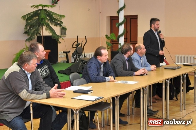 Zdjęcie w galerii na portalu naszraciborz.pl: Wiatraki? Tak! Ale nie koło mnie. Śmigło niezgody kręci się coraz szybciej wiadomości z regionu