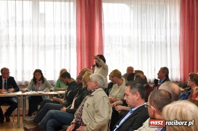 Zdjęcie w galerii na portalu naszraciborz.pl: Wiatraki? Tak! Ale nie koło mnie. Śmigło niezgody kręci się coraz szybciej wiadomości z regionu