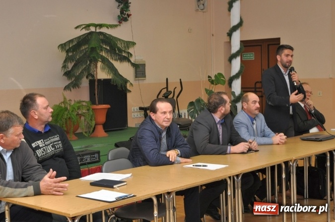 Zdjęcie w galerii na portalu naszraciborz.pl: Wiatraki? Tak! Ale nie koło mnie. Śmigło niezgody kręci się coraz szybciej wiadomości z regionu