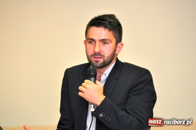 Zdjęcie w galerii na portalu naszraciborz.pl: Wiatraki? Tak! Ale nie koło mnie. Śmigło niezgody kręci się coraz szybciej wiadomości z regionu