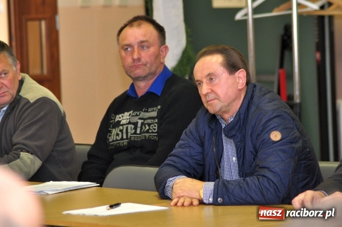 Zdjęcie w galerii na portalu naszraciborz.pl: Wiatraki? Tak! Ale nie koło mnie. Śmigło niezgody kręci się coraz szybciej wiadomości z regionu