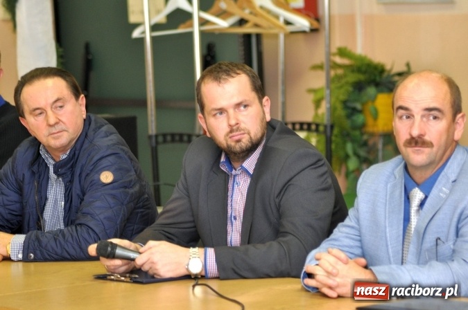 Zdjęcie w galerii na portalu naszraciborz.pl: Wiatraki? Tak! Ale nie koło mnie. Śmigło niezgody kręci się coraz szybciej wiadomości z regionu