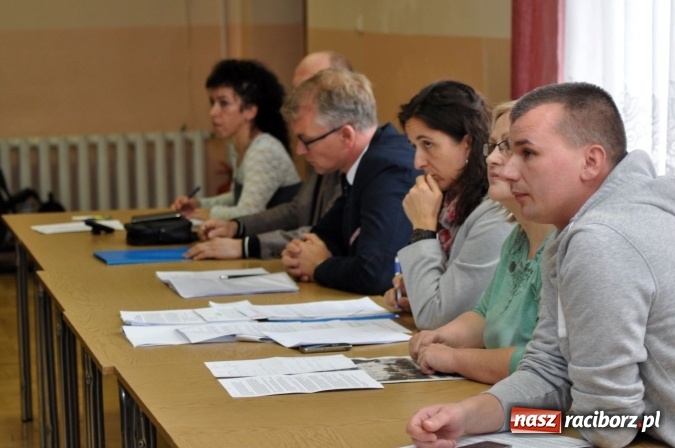 Zdjęcie w galerii na portalu naszraciborz.pl: Wiatraki? Tak! Ale nie koło mnie. Śmigło niezgody kręci się coraz szybciej wiadomości z regionu