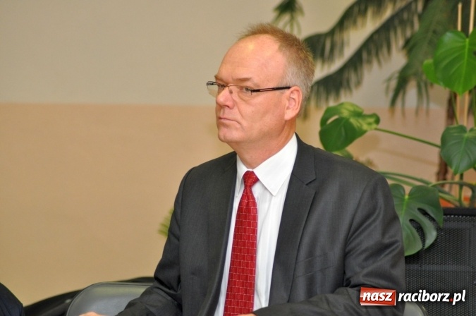 Zdjęcie w galerii na portalu naszraciborz.pl: Wiatraki? Tak! Ale nie koło mnie. Śmigło niezgody kręci się coraz szybciej wiadomości z regionu