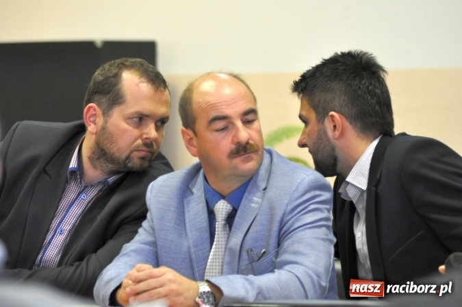 Zdjęcie w galerii na portalu naszraciborz.pl: Wiatraki? Tak! Ale nie koło mnie. Śmigło niezgody kręci się coraz szybciej wiadomości z regionu