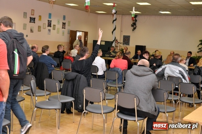 Zdjęcie w galerii na portalu naszraciborz.pl: Wiatraki? Tak! Ale nie koło mnie. Śmigło niezgody kręci się coraz szybciej wiadomości z regionu