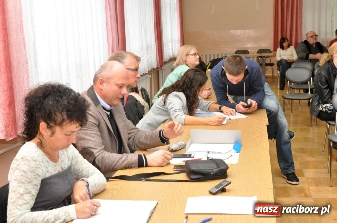 Zdjęcie w galerii na portalu naszraciborz.pl: Wiatraki? Tak! Ale nie koło mnie. Śmigło niezgody kręci się coraz szybciej wiadomości z regionu