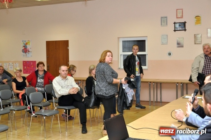 Zdjęcie w galerii na portalu naszraciborz.pl: Wiatraki? Tak! Ale nie koło mnie. Śmigło niezgody kręci się coraz szybciej wiadomości z regionu