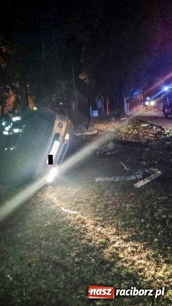 Zdjęcie w galerii na portalu naszraciborz.pl: Rajd zakończony na cmentarzu przy Armii Krajowej. Kierowca zbiegł z miejsca zdarzenia wiadomości z regionu