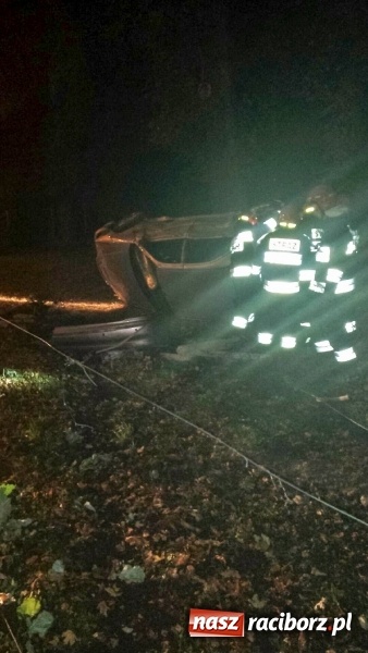 Zdjęcie w galerii na portalu naszraciborz.pl: Rajd zakończony na cmentarzu przy Armii Krajowej. Kierowca zbiegł z miejsca zdarzenia wiadomości z regionu