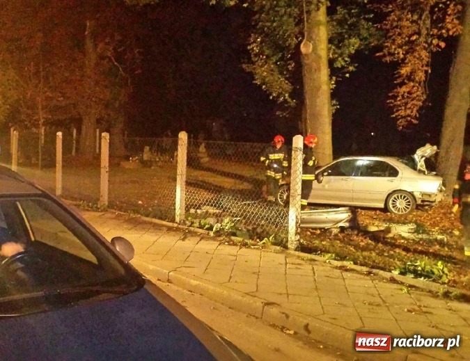 Zdjęcie w galerii na portalu naszraciborz.pl: Rajd zakończony na cmentarzu przy Armii Krajowej. Kierowca zbiegł z miejsca zdarzenia wiadomości z regionu