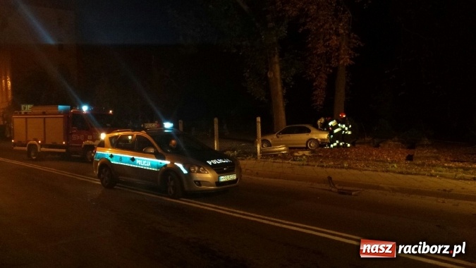 Zdjęcie w galerii na portalu naszraciborz.pl: Rajd zakończony na cmentarzu przy Armii Krajowej. Kierowca zbiegł z miejsca zdarzenia wiadomości z regionu