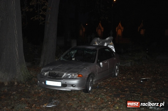 Zdjęcie w galerii na portalu naszraciborz.pl: Rajd zakończony na cmentarzu przy Armii Krajowej. Kierowca zbiegł z miejsca zdarzenia wiadomości z regionu