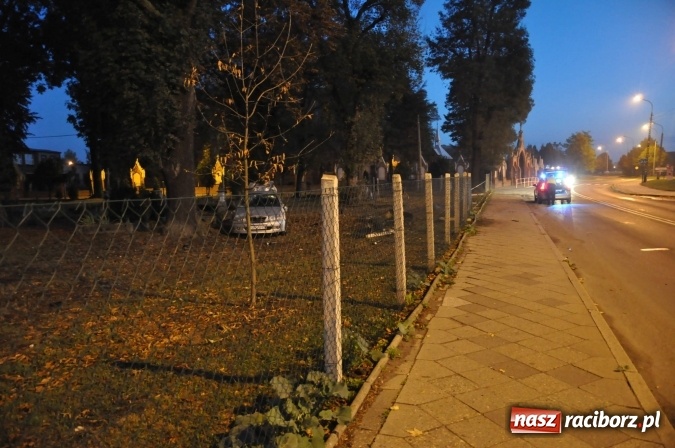 Zdjęcie w galerii na portalu naszraciborz.pl: Rajd zakończony na cmentarzu przy Armii Krajowej. Kierowca zbiegł z miejsca zdarzenia wiadomości z regionu