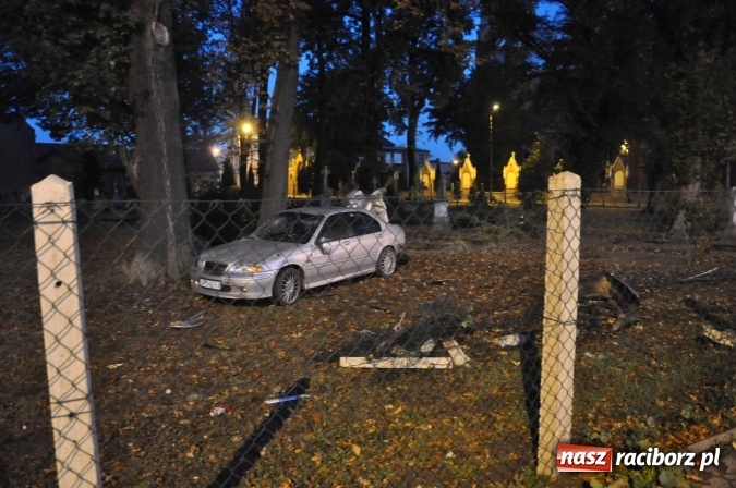 Zdjęcie w galerii na portalu naszraciborz.pl: Rajd zakończony na cmentarzu przy Armii Krajowej. Kierowca zbiegł z miejsca zdarzenia wiadomości z regionu