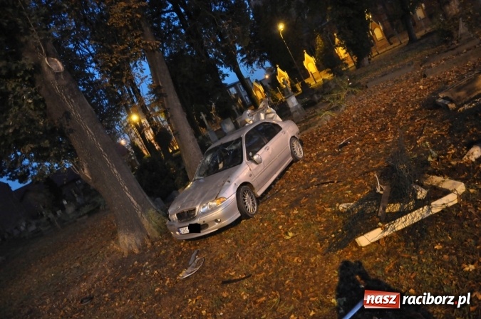 Zdjęcie w galerii na portalu naszraciborz.pl: Rajd zakończony na cmentarzu przy Armii Krajowej. Kierowca zbiegł z miejsca zdarzenia wiadomości z regionu