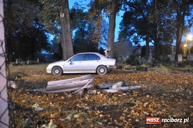 Zdjęcie w galerii na portalu naszraciborz.pl: Rajd zakończony na cmentarzu przy Armii Krajowej. Kierowca zbiegł z miejsca zdarzenia wiadomości z regionu