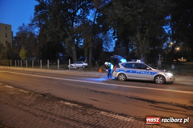 Zdjęcie w galerii na portalu naszraciborz.pl: Rajd zakończony na cmentarzu przy Armii Krajowej. Kierowca zbiegł z miejsca zdarzenia wiadomości z regionu