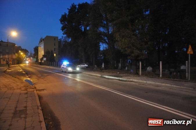 Zdjęcie w galerii na portalu naszraciborz.pl: Rajd zakończony na cmentarzu przy Armii Krajowej. Kierowca zbiegł z miejsca zdarzenia wiadomości z regionu