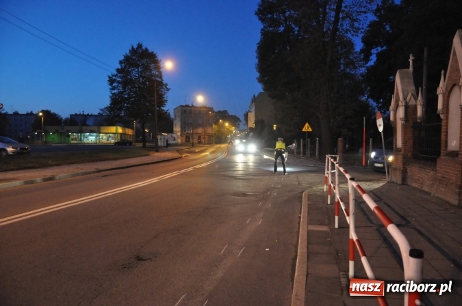 Zdjęcie w galerii na portalu naszraciborz.pl: Rajd zakończony na cmentarzu przy Armii Krajowej. Kierowca zbiegł z miejsca zdarzenia wiadomości z regionu