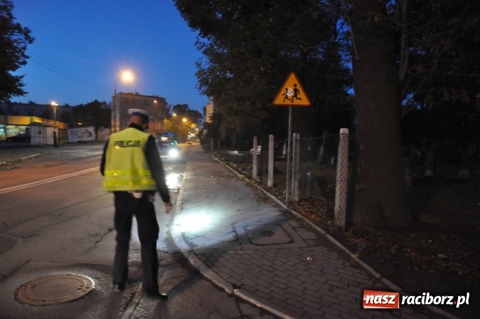 Zdjęcie w galerii na portalu naszraciborz.pl: Rajd zakończony na cmentarzu przy Armii Krajowej. Kierowca zbiegł z miejsca zdarzenia wiadomości z regionu