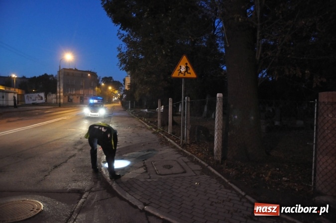 Zdjęcie w galerii na portalu naszraciborz.pl: Rajd zakończony na cmentarzu przy Armii Krajowej. Kierowca zbiegł z miejsca zdarzenia wiadomości z regionu