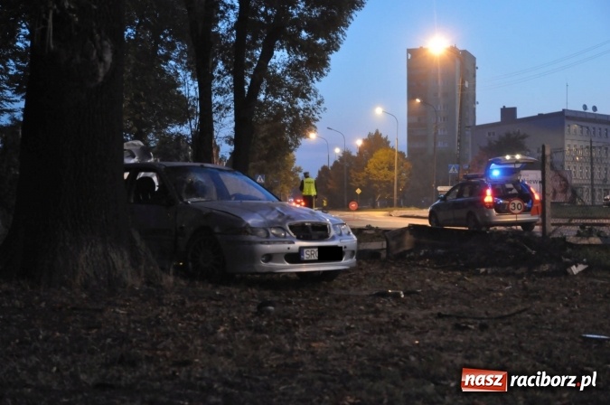 Zdjęcie w galerii na portalu naszraciborz.pl: Rajd zakończony na cmentarzu przy Armii Krajowej. Kierowca zbiegł z miejsca zdarzenia wiadomości z regionu