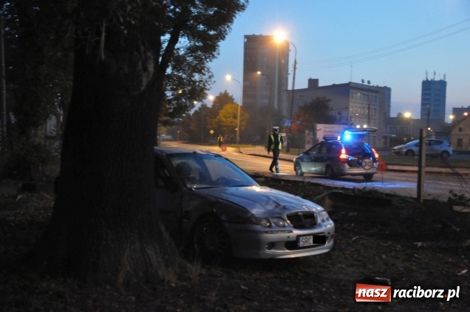 Zdjęcie w galerii na portalu naszraciborz.pl: Rajd zakończony na cmentarzu przy Armii Krajowej. Kierowca zbiegł z miejsca zdarzenia wiadomości z regionu