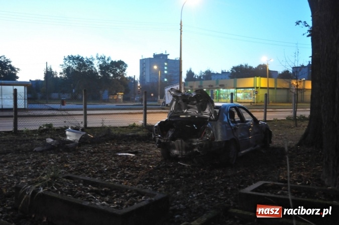 Zdjęcie w galerii na portalu naszraciborz.pl: Rajd zakończony na cmentarzu przy Armii Krajowej. Kierowca zbiegł z miejsca zdarzenia wiadomości z regionu