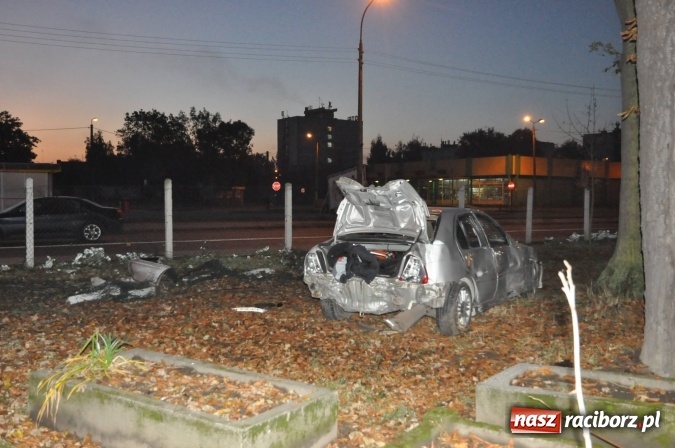 Zdjęcie w galerii na portalu naszraciborz.pl: Rajd zakończony na cmentarzu przy Armii Krajowej. Kierowca zbiegł z miejsca zdarzenia wiadomości z regionu