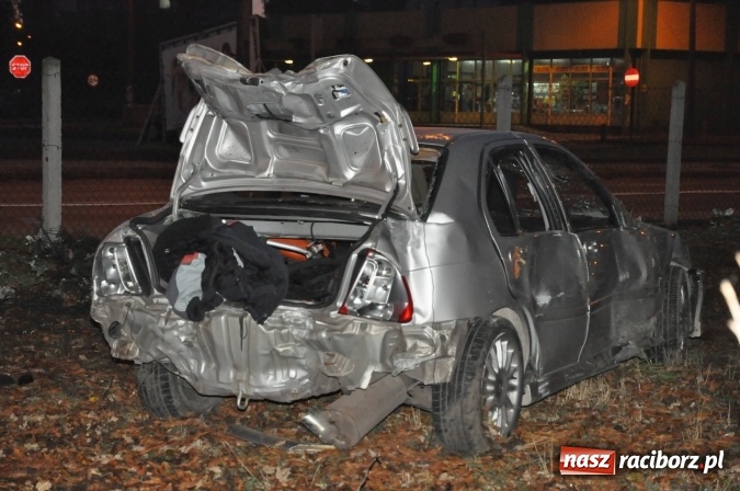 Zdjęcie w galerii na portalu naszraciborz.pl: Rajd zakończony na cmentarzu przy Armii Krajowej. Kierowca zbiegł z miejsca zdarzenia wiadomości z regionu