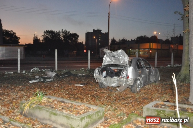 Zdjęcie w galerii na portalu naszraciborz.pl: Rajd zakończony na cmentarzu przy Armii Krajowej. Kierowca zbiegł z miejsca zdarzenia wiadomości z regionu