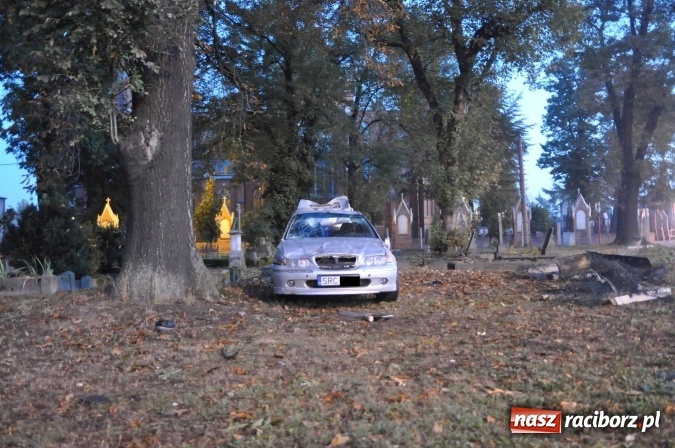 Zdjęcie w galerii na portalu naszraciborz.pl: Rajd zakończony na cmentarzu przy Armii Krajowej. Kierowca zbiegł z miejsca zdarzenia wiadomości z regionu