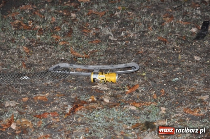 Zdjęcie w galerii na portalu naszraciborz.pl: Rajd zakończony na cmentarzu przy Armii Krajowej. Kierowca zbiegł z miejsca zdarzenia wiadomości z regionu