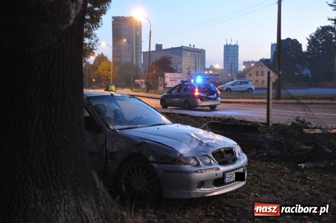 Zdjęcie w galerii na portalu naszraciborz.pl: Rajd zakończony na cmentarzu przy Armii Krajowej. Kierowca zbiegł z miejsca zdarzenia wiadomości z regionu