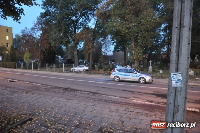 Zdjęcie w galerii na portalu naszraciborz.pl: Rajd zakończony na cmentarzu przy Armii Krajowej. Kierowca zbiegł z miejsca zdarzenia wiadomości z regionu