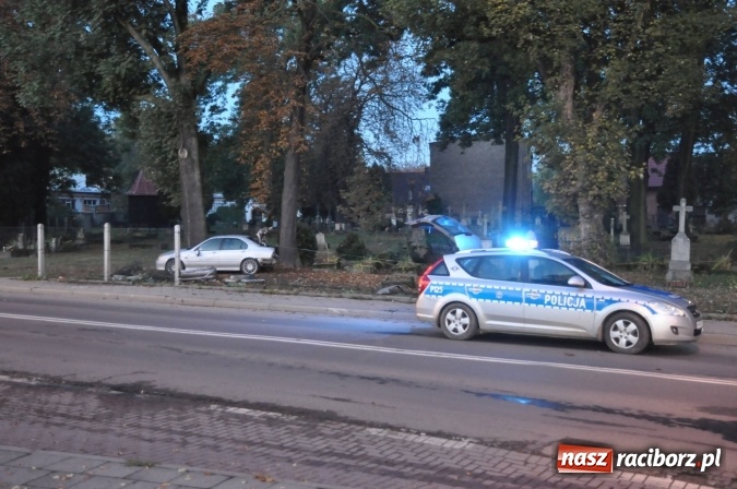 Zdjęcie w galerii na portalu naszraciborz.pl: Rajd zakończony na cmentarzu przy Armii Krajowej. Kierowca zbiegł z miejsca zdarzenia wiadomości z regionu