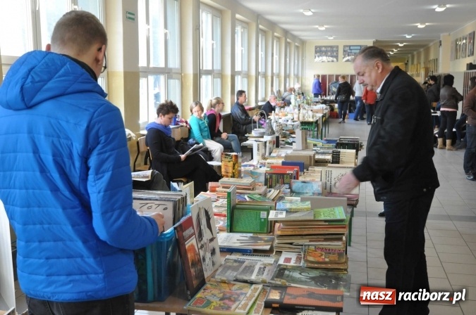 Zdjęcie w galerii na portalu naszraciborz.pl: Jesienny Lamus - przy Kasprowicza kwitnie handel wiadomości z regionu