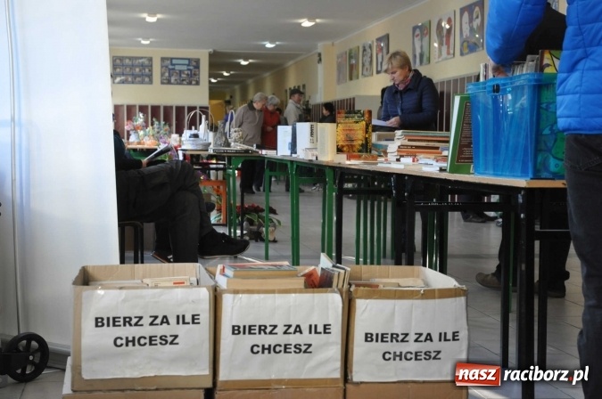 Zdjęcie w galerii na portalu naszraciborz.pl: Jesienny Lamus - przy Kasprowicza kwitnie handel wiadomości z regionu