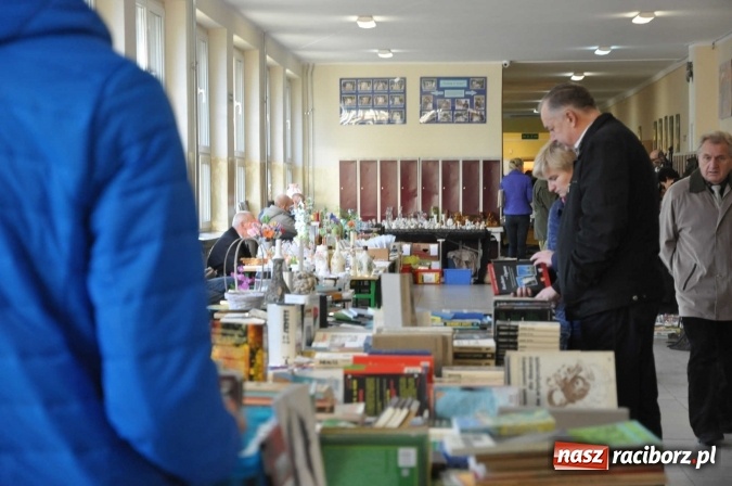 Zdjęcie w galerii na portalu naszraciborz.pl: Jesienny Lamus - przy Kasprowicza kwitnie handel wiadomości z regionu