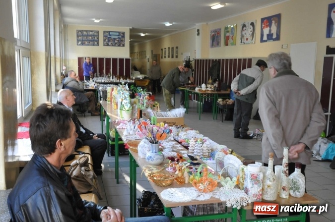 Zdjęcie w galerii na portalu naszraciborz.pl: Jesienny Lamus - przy Kasprowicza kwitnie handel wiadomości z regionu